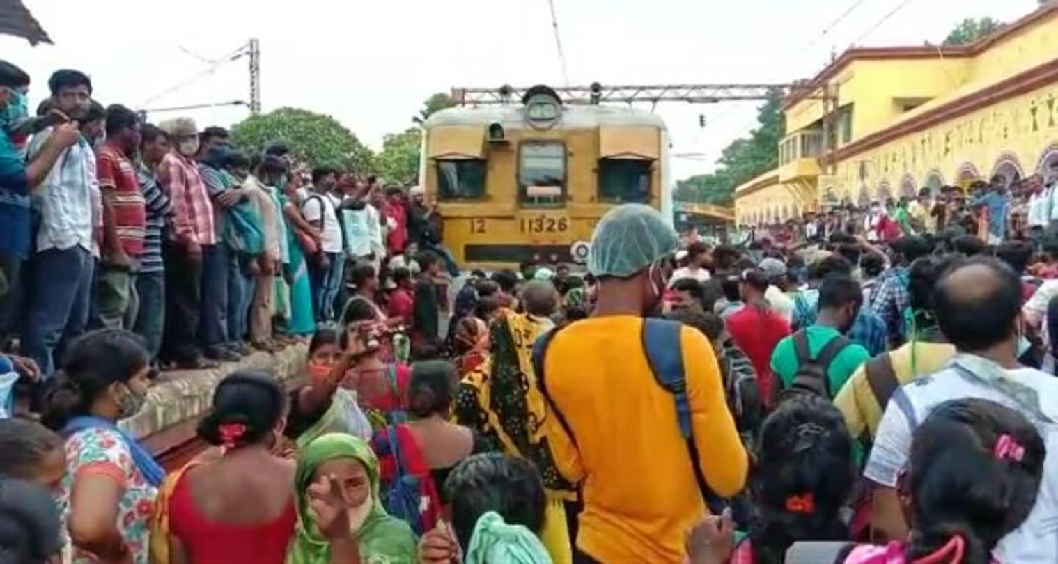 हुगली के पांडुआ और मोगरा स्टेशन पर किया रेल चक्का जाम, आम लोगों के लिए ट्रेन चलाने की मांग