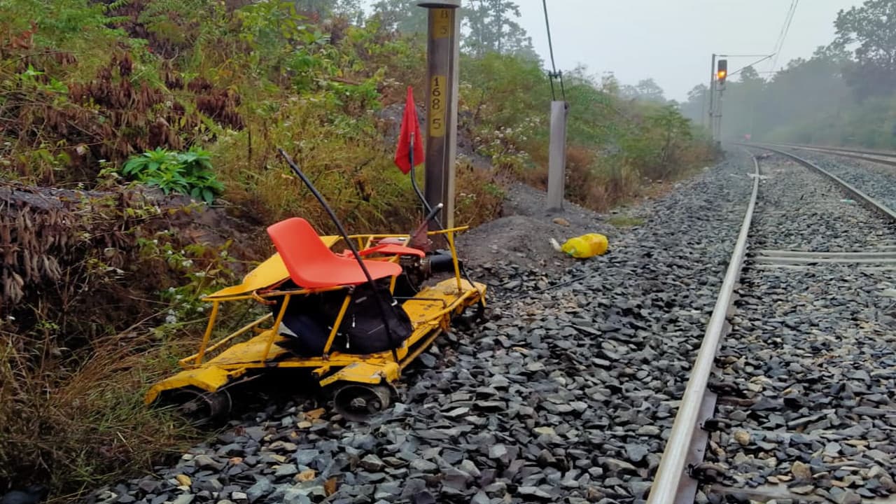 बरकाकाना-बरवाडीह रेलखंड में हादसा, वैगन और ट्रॉली के बीच टक्कर में 3 रेलकर्मी की मौत, कई घायल