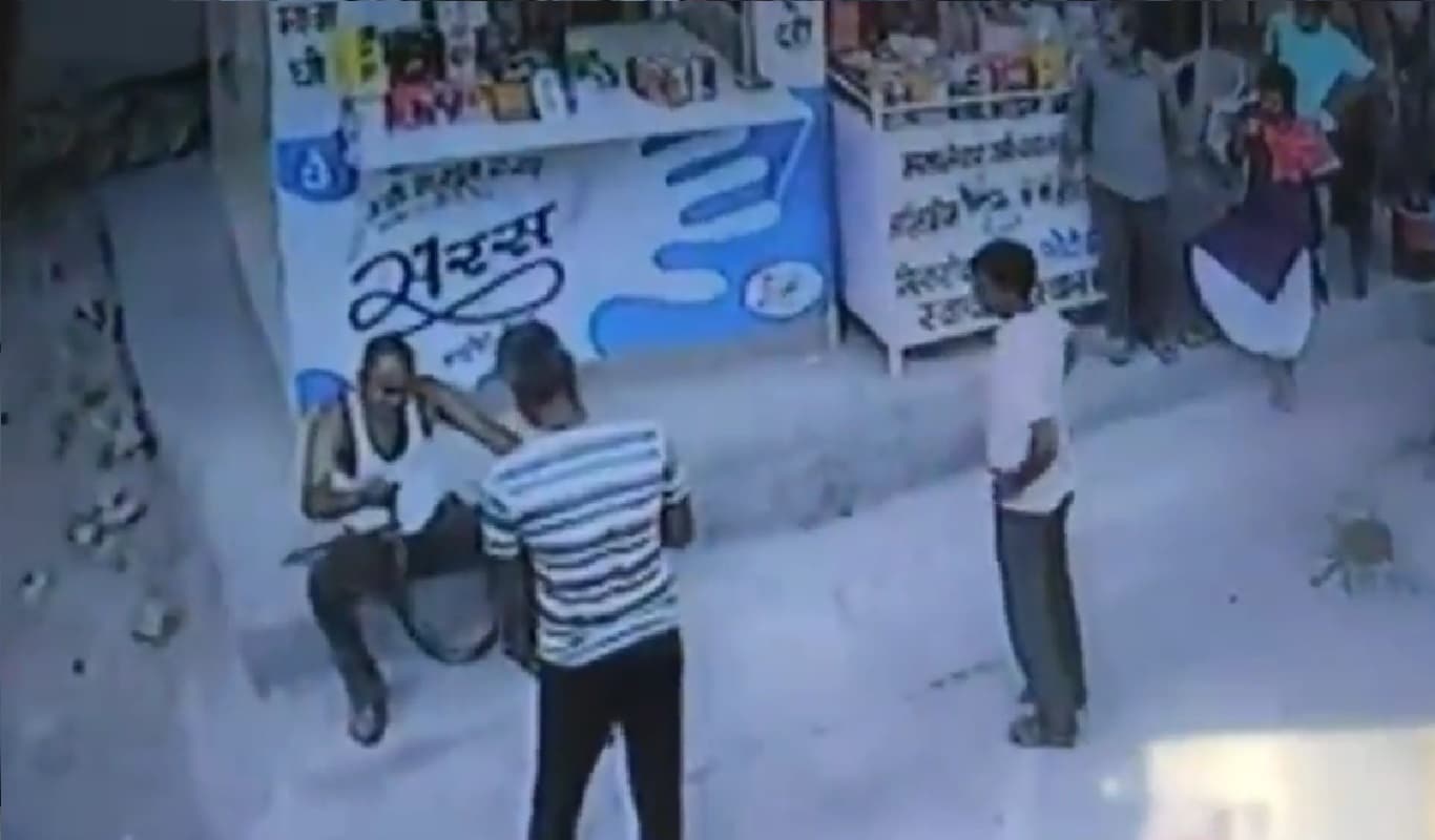 Cobra: कोबरा के एक बार काटने से निकलता है 7 मिलीलीटर जहर, स्नेक मैन को ऐसा बनाया अपना शिकार