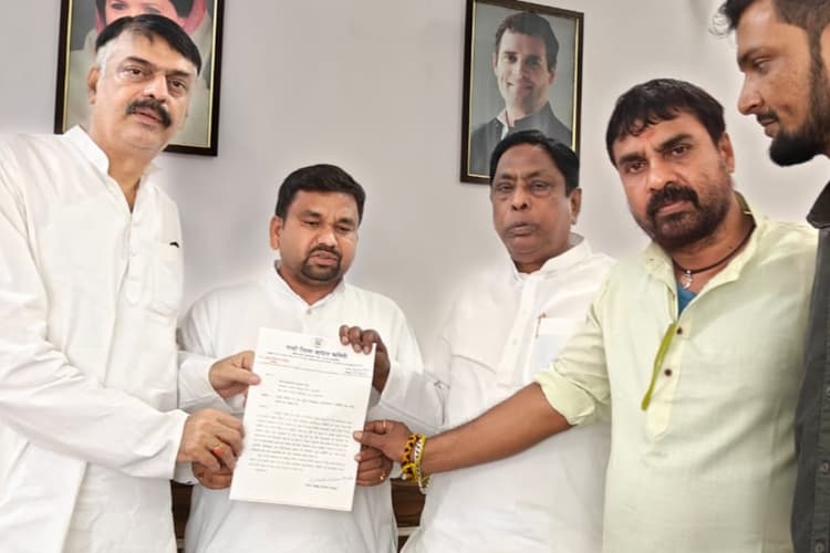 रांची में 20 सूत्री कार्यक्रम कार्यान्वयन समिति के गठन की मांग,राजेश ठाकुर व मंत्री आलमगीर आलम को सौंपा ज्ञापन