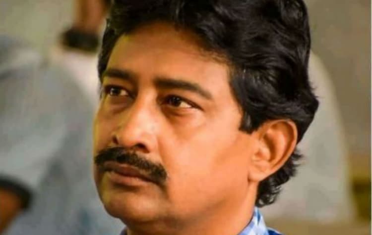 पश्चिम बंगाल के वन मंत्री राजीव बनर्जी की कार को कोलकाता में पत्थर लदे मिनी ट्रक ने मारी टक्कर