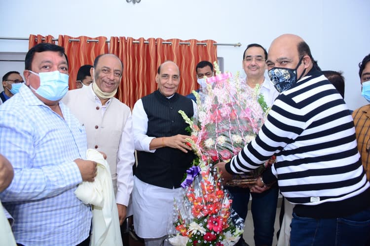 कपड़ा व्यापारियों ने केंद्रीय रक्षामंत्री राजनाथ सिंह से कहा, छोटे-बड़े व्यापारी चंद मुनाफाखोरों से हैं त्रस्त