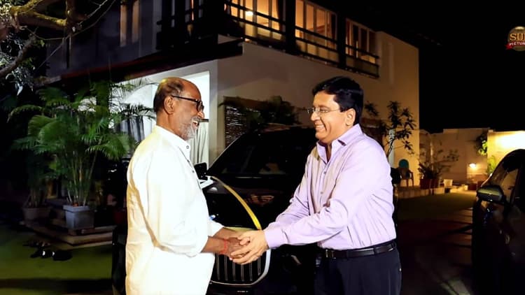 सुपरस्टार रजनीकांत को 'जेलर' फिल्म के प्रोड्यूसर ने गिफ्ट की बीएमडब्ल्यू एक्स 7 कार