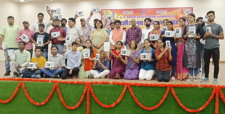 यूपी कैबिनेट मंत्री नंदी ने बांटे मुक्त विश्वविद्यालय में छात्रों को टैबलेट और स्मार्टफोन, खिल उठे चेहरे