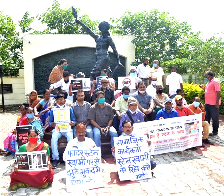 फादर स्टेन स्वामी की गिरफ्तारी के खिलाफ कोलकाता में रैली