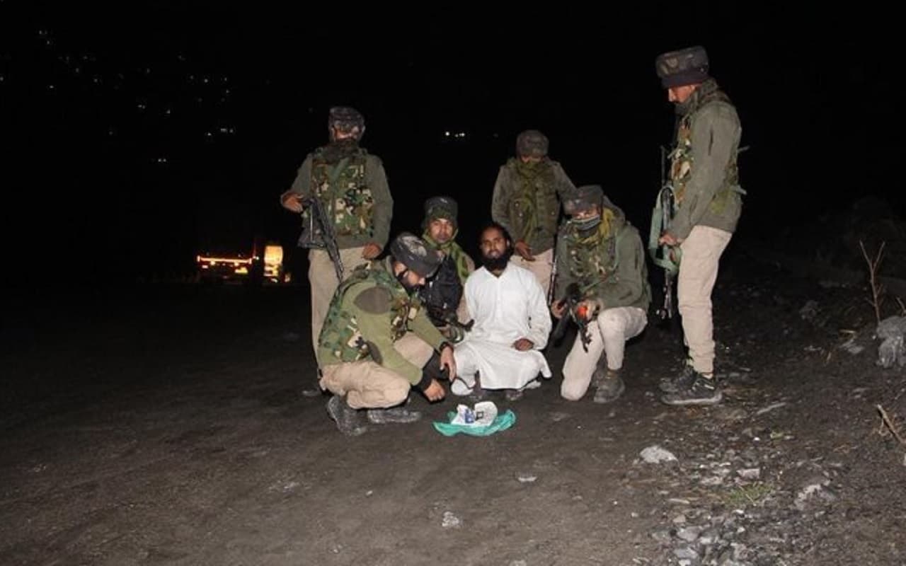 जम्मू-कश्मीर में अलकायदा का संदिग्ध आतंकवादी गिरफ्तार, पश्चिम बंगाल से जुड़ा है तार