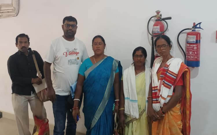 झारखंड : नक्सल प्रभावित गुमला के बिशुनपुर क्षेत्र में नेटवर्क नहीं, राशन वितरण में हो रही परेशानी