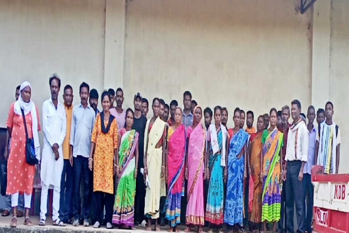 झारखंड में PDS डीलरों की मनमानी, 3 महीने से नहीं दिया Ration, 16 km पैदल मार्च कर लाभुकों ने की ये मांग