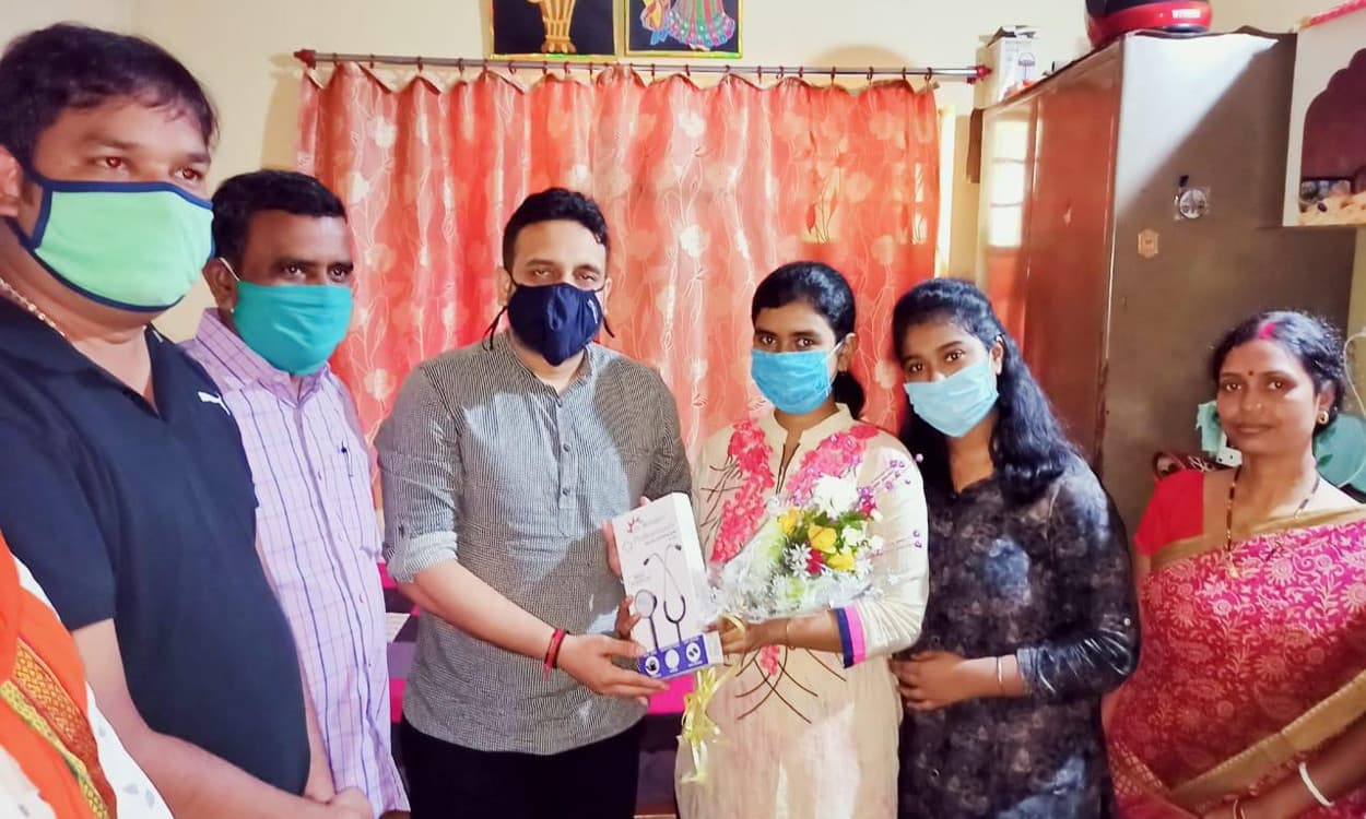 NEET Result 2020 : जमशेदपुर की रेणुका हलधर और अन्वेषा बनर्जी उत्तीर्ण, पूर्व विधायक कुणाल ने किया सम्मानित