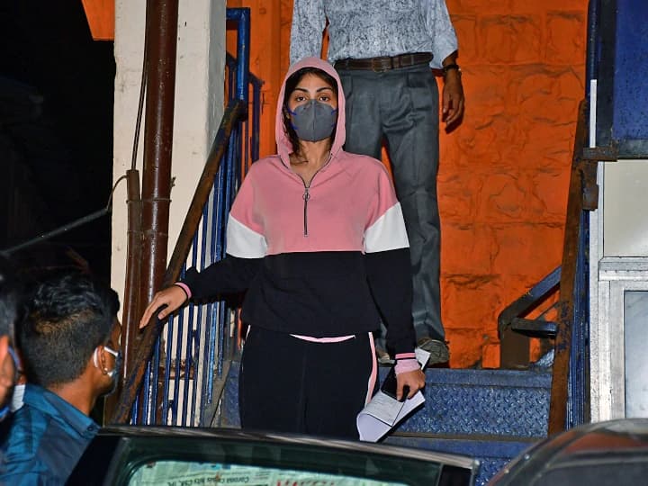 Sushant Singh Rajput Case: रिया को मिलेगी बेल या जारी रहेगा जेल, जमानत याचिका पर कल होगी सुनवाई Sushant Singh Rajput Case: रिया को मिलेगी बेल या जारी रहेगा जेल, जमानत याचिका पर कल होगी सुनवाई
