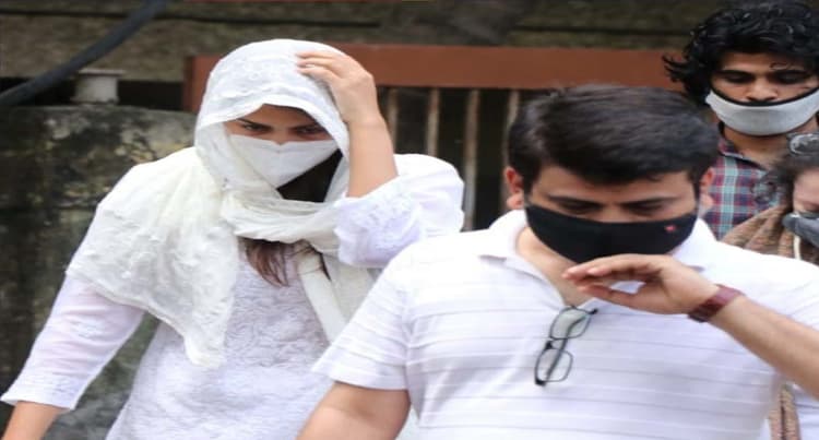 Sushant Singh Rajput Death : सीबीआई ने रिया से 4 दिन में 35 घंटे की पूछताछ, माता-पिता से पूछे कई सवाल