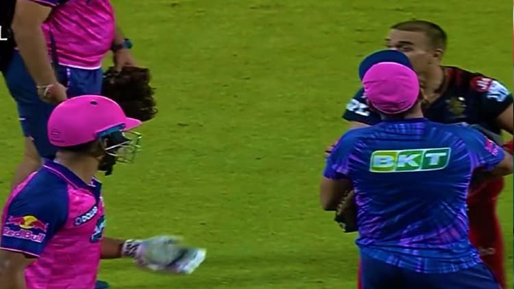 RCB vs RR, IPL 2022: रियान पराग और हर्षल पटेल लाइव मैच में भिड़े, करना पड़ा बीच बचाव, देखें वीडियो