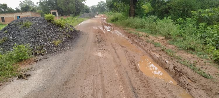 झारखंड में 100 करोड़ की सड़क का ऐसा हुआ हाल