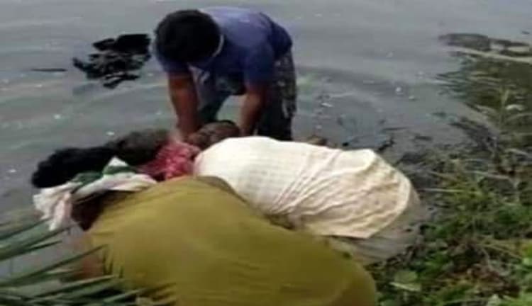 बीरभूम : पेड़ से टकराकर तालाब में गिरी तेज रफ्तार बाइक, दो युवकों की मौके पर ही हो गई मौत