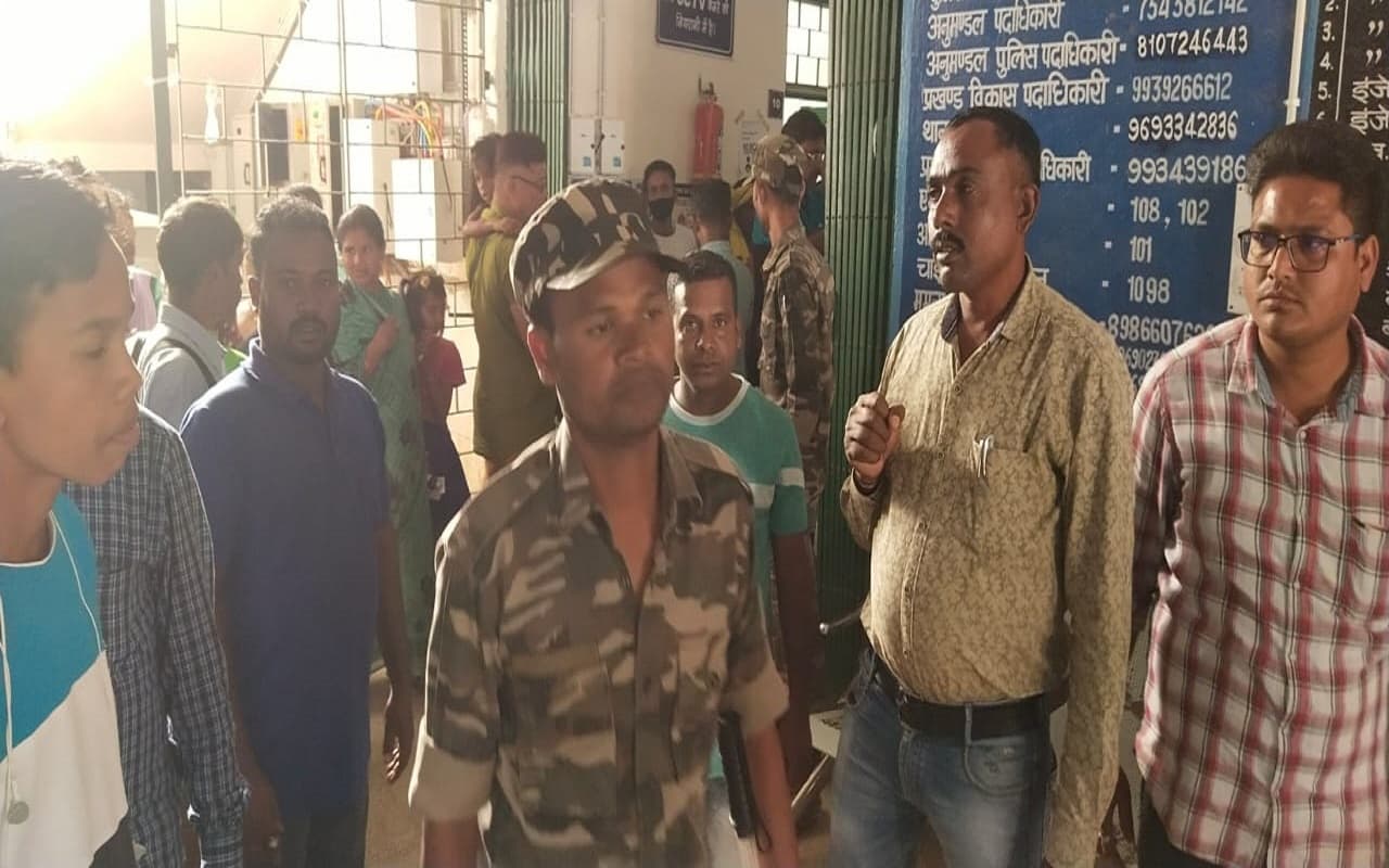 Jharkhand News: पश्चिमी सिंहभूम में नशे में धुत बाइक सवार ने खड़ी बाइक में मारी टक्कर, 1 की मौत, 4 घायल