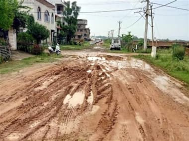 57 करोड़ रुपये की लागत से बन रही सड़क कीचड़ में तब्दील