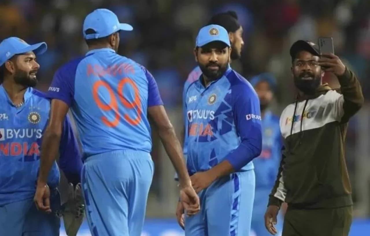 IND vs SA: रोहित शर्मा से मिलने सुरक्षा घेरा तोड़कर मैदान में पहुंचा फैन, कप्तान के साथ ली सेल्फी