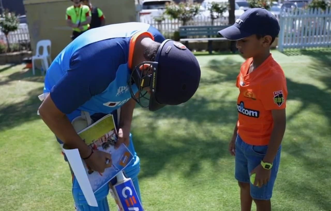 T20 World Cup: रोहित शर्मा को इस 11 साल के गेंदबाज ने किया खासा प्रभावित, दे दिया स्पेशल गिफ्ट T20 World Cup: रोहित शर्मा को इस 11 साल के गेंदबाज ने किया खासा प्रभावित, दे दिया स्पेशल गिफ्ट