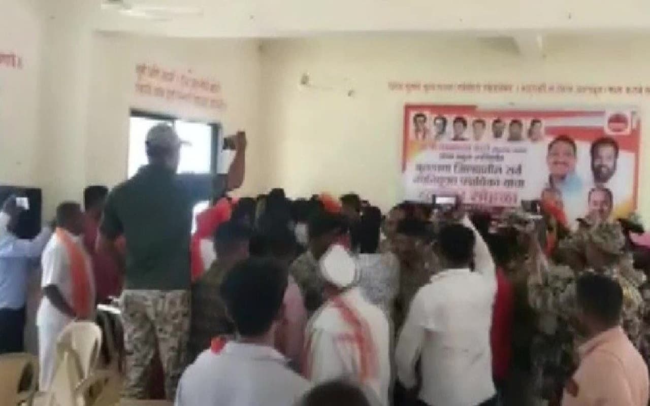 Maharashtra Politics: एकनाथ शिंदे और उद्धव ठाकरे गुट के बीच भिड़ंत, पुलिस ने 4 को लिया हिरासत में Maharashtra Politics: एकनाथ शिंदे और उद्धव ठाकरे गुट के बीच भिड़ंत, पुलिस ने 4 को लिया हिरासत में