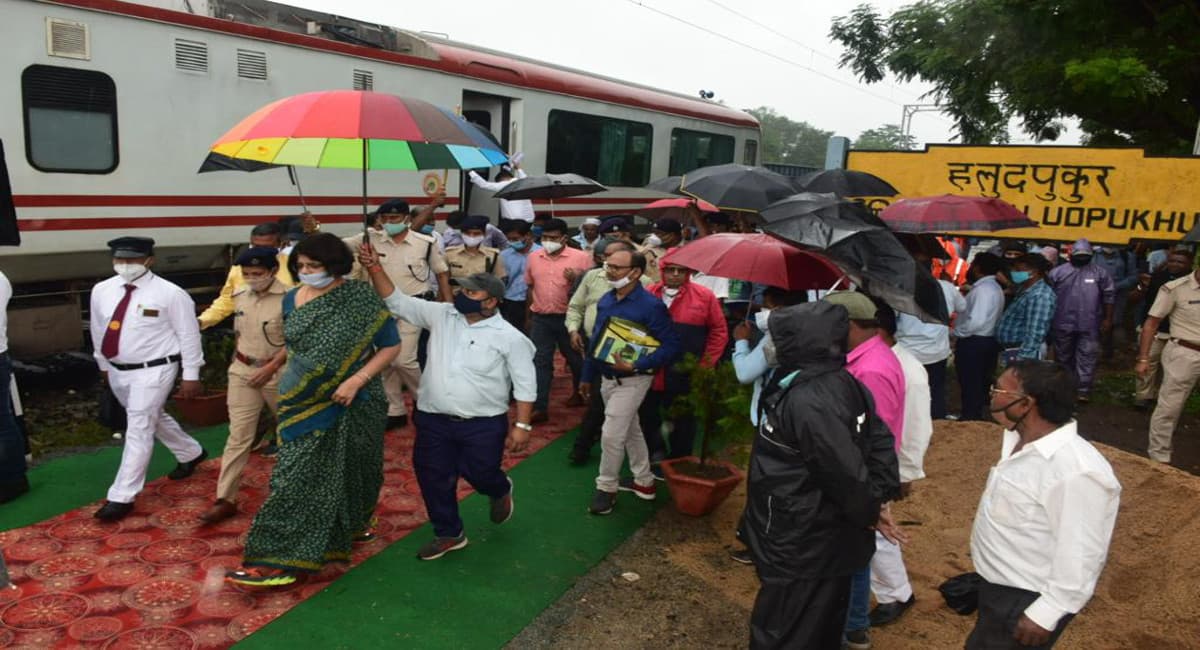 दिल्ली व कोलकाता की तर्ज पर टाटानगर में मेट्रो रेल सेवा की हो शुरुआत, दपू रेलवे जीएम से की मांग दिल्ली व कोलकाता की तर्ज पर टाटानगर में मेट्रो रेल सेवा की हो शुरुआत, दपू रेलवे जीएम से की मांग