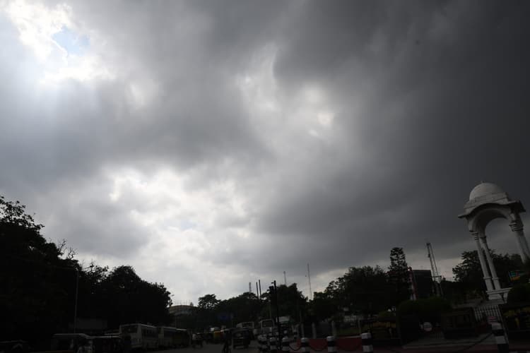 Bihar Weather News: बिहार के कई जिलों में आज भारी बारिश और ठनका गिरने की आशंका, अलर्ट जारी