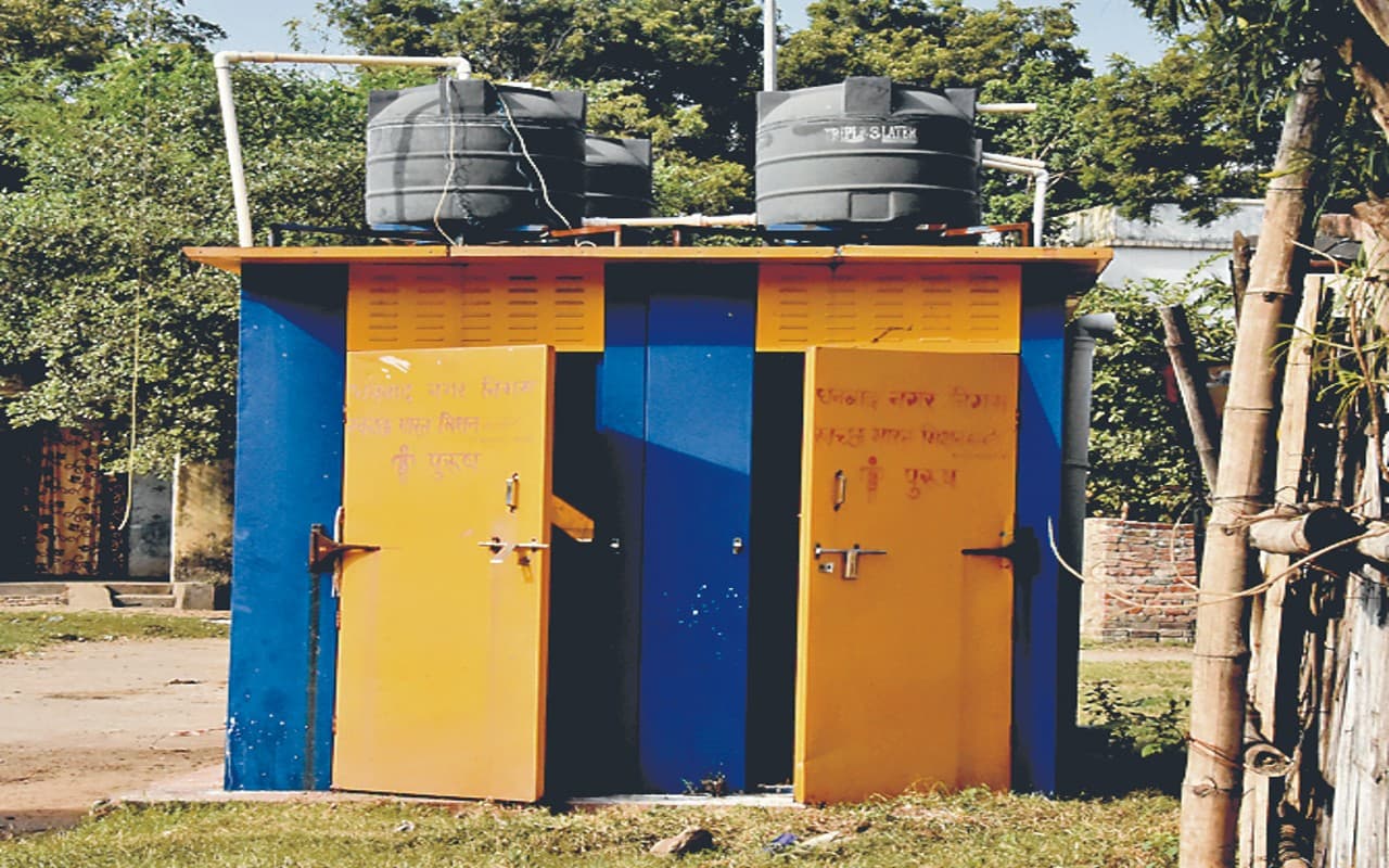 गुमला : भ्रष्टाचार की भेंट चढ़ी हर घर शौचालय योजना, लोग बाहर जाने को हैं मजबूर