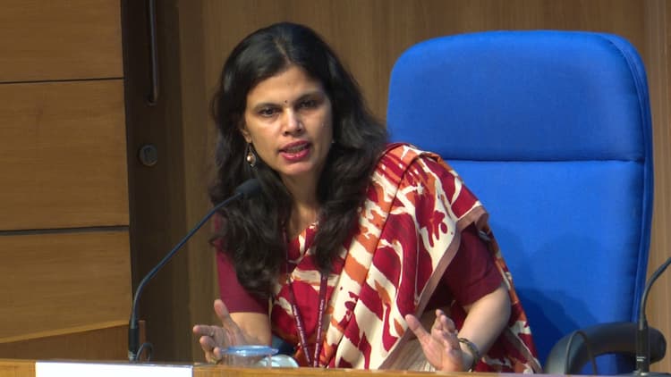 जिलाधिकारी प्रवासी मजदूरों के लिए भोजन, आश्रय सुनिश्चित करें: गृह मंत्रालय