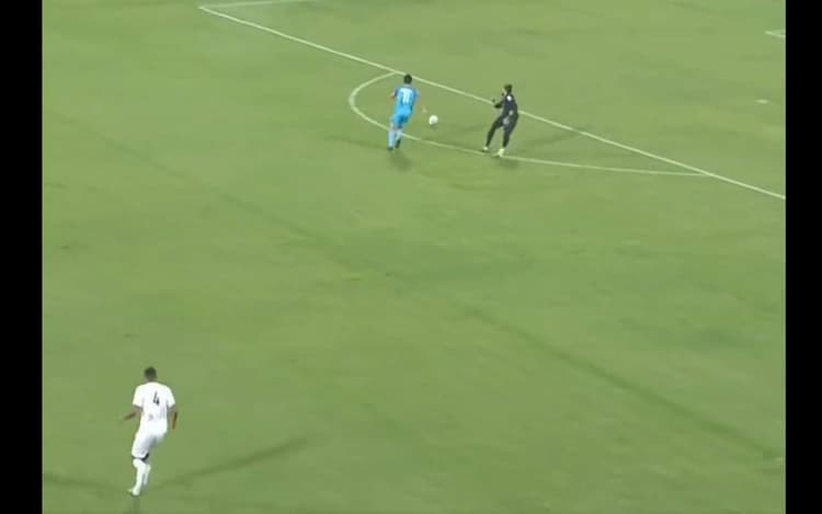 SAFF Championship: पाकिस्तानी गोलकीपर ने की एक छोटी सी गलती और सुनील छेत्री ने जड़ दिया गोल, देखें VIDEO