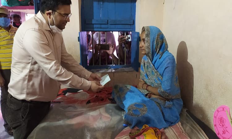 शहीद के परिजनों को उपायुक्त ने दिये 1- 1 लाख की सहायता राशि, कहा- साहिबगंज को अपने सपूतों पर हमेशा रहेगा नाज