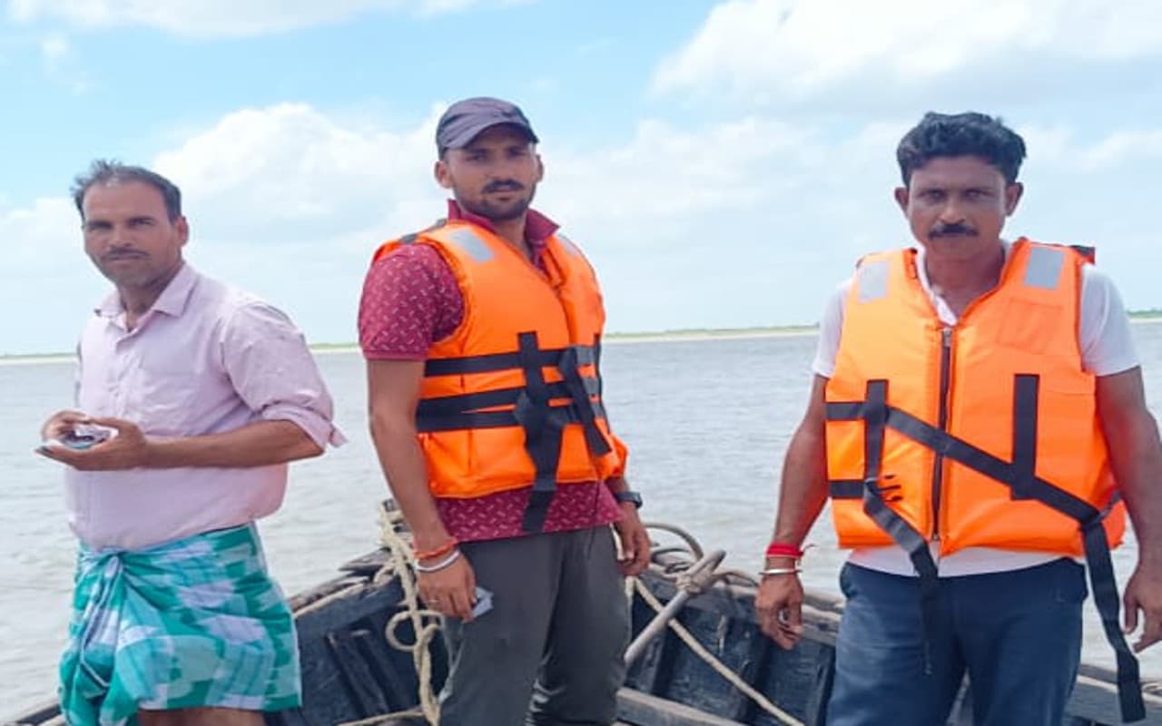 झारखंड : राजमहल-मानिकचक के बीच गंगा नदी में कूदी एक विवाहिता, जांच में जुटी पुलिस झारखंड : राजमहल-मानिकचक के बीच गंगा नदी में कूदी एक विवाहिता, जांच में जुटी पुलिस