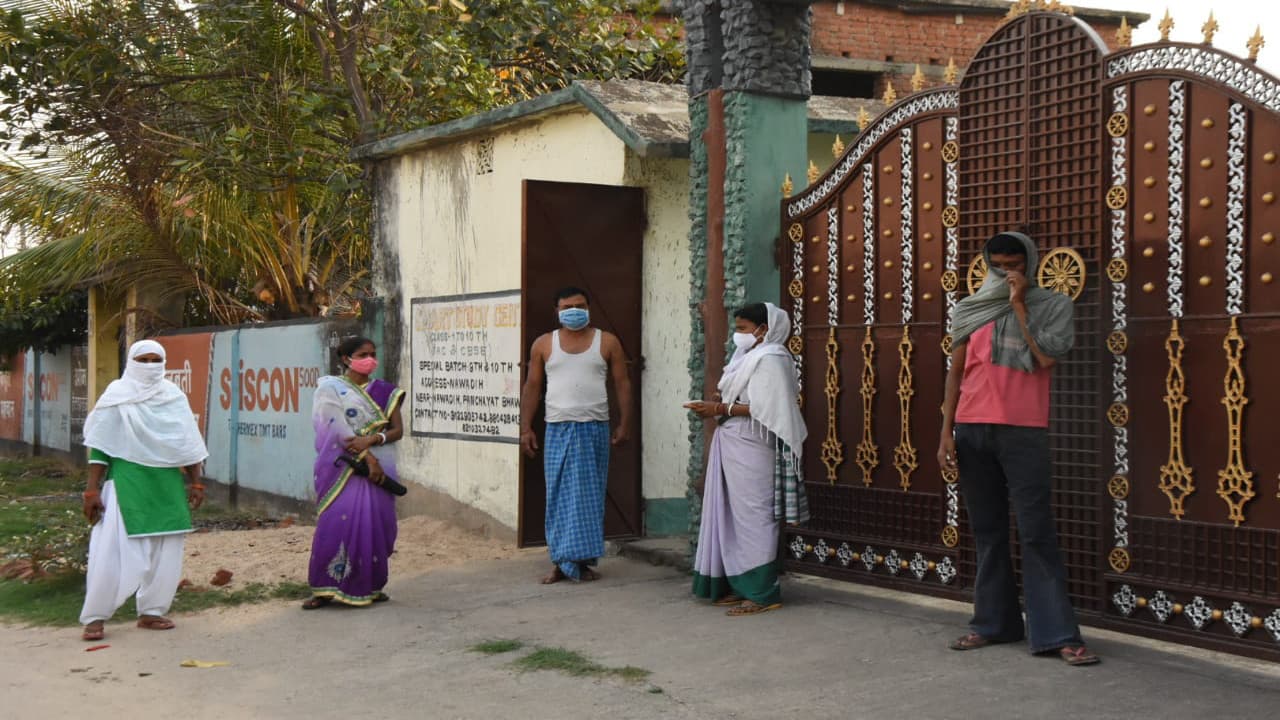 बिना सुरक्षा किट के कोरोना सर्वे में लगी सहिया-सेविकाओं का छलका दर्द, बोलीं- साहब लोग फरमान सुनाते हैं, सुविधाएं नहीं देते बिना सुरक्षा किट के कोरोना सर्वे में लगी सहिया-सेविकाओं का छलका दर्द, बोलीं- साहब लोग फरमान सुनाते हैं, सुविधाएं नहीं देते