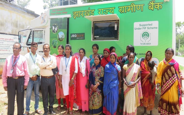 वित्तीय साक्षरता केंद्र काउंसलर: ग्रामीण अर्थव्यवस्था में बदलाव ला रहीं सखी मंडल की दीदियां, बन रही पहचान