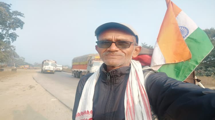 2000 KM की पदयात्रा पर निकले बंगाल के संचित दास पहुंचे गिरिडीह, बोले- पर्यावरण को बचाना मुख्य उद्देश्य