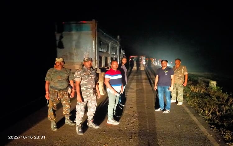 Jharkhand: घाटशिला एसडीओ ने चंदनपुर में आधी रात बालू तस्करों के खिलाफ चलाया अभियान, 16 हाईवा जब्त