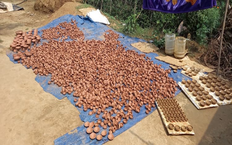 सरायकेला-खरसावां में दीवाली को लेकर बढ़ी चाक की रफ्तार, बाजार में उपलब्ध होंगे मिट्टी के दीये