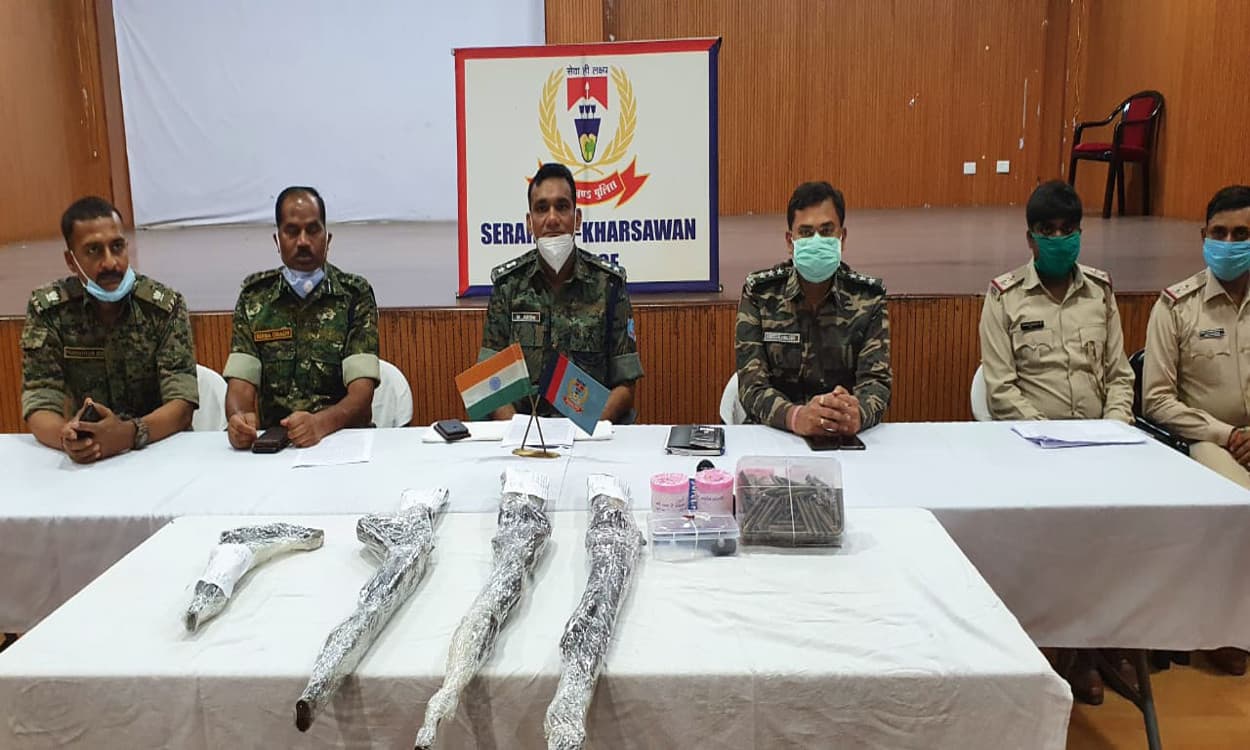नक्सलियों के खिलाफ 4 जिलों की पुलिस और सीआरपीएफ ने चलाया ऑपरेशन, केन बम और रायफल समेत कई हथियार बरामद