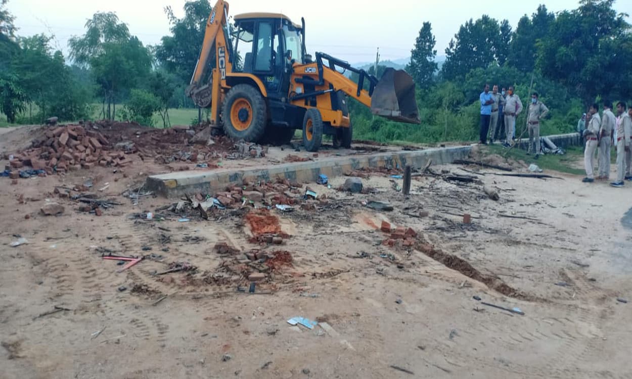 सतगावां के करचैता मोड़ व मरचोई में वन विभाग की कार्रवाई, आरा मिल पर छापा