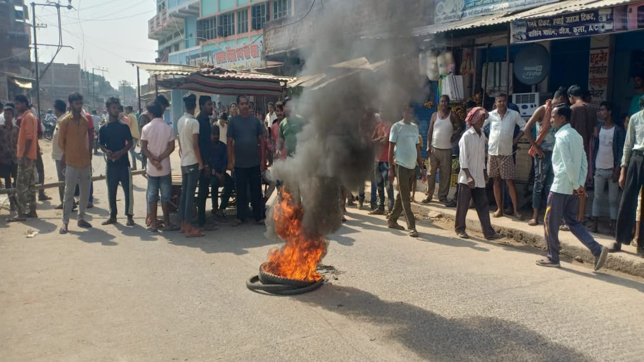 11 हजार वोल्ट के तार सड़क पर गिरने से दो झुलसे, विरोध में लोगों ने नवादा- देवघर रोड को किया जाम