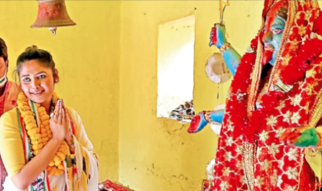 आसनसोल दक्षिण विधानसभा क्षेत्र में पहुंचीं अभिनेत्री से नेता बनीं सायोनी घोष, काली मंदिर में की पूजा-अर्चना