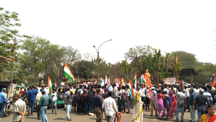 स्वामी विवेकानंद की प्रतिमा पर माल्यार्पण करने पहुंचीं TMC उम्मीदवार सायोनी घोष तो हुआ बवाल, पुलिस ने लाठीचार्ज किया