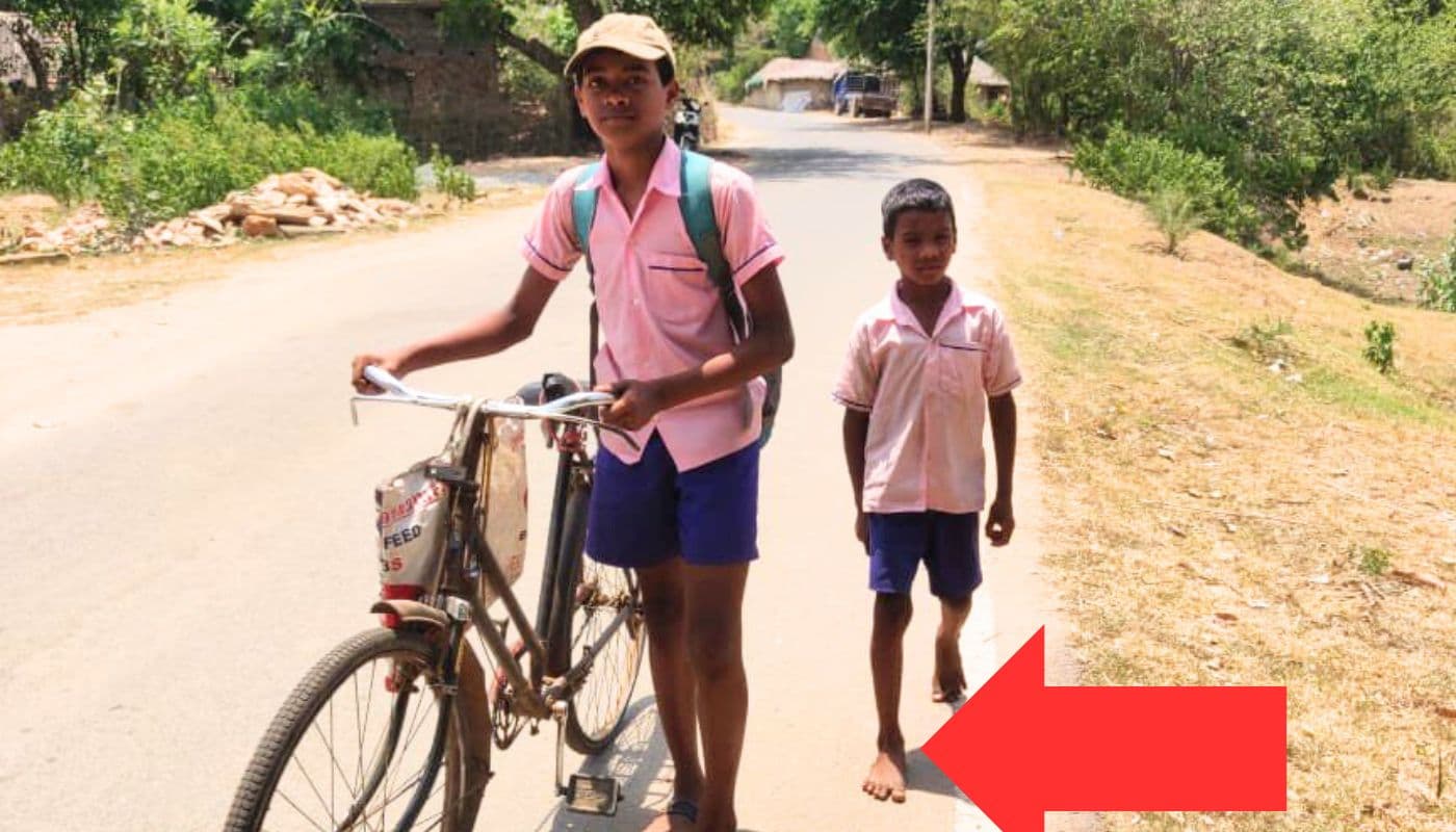 कड़ी धूप में नंगे पांव स्कूल जाता है बच्चा, बीजेपी का हेमंत सोरेन से सवाल- क्या बेहोश होने का कर रहे इंतजार? कड़ी धूप में नंगे पांव स्कूल जाता है बच्चा, बीजेपी का हेमंत सोरेन से सवाल- क्या बेहोश होने का कर रहे इंतजार?