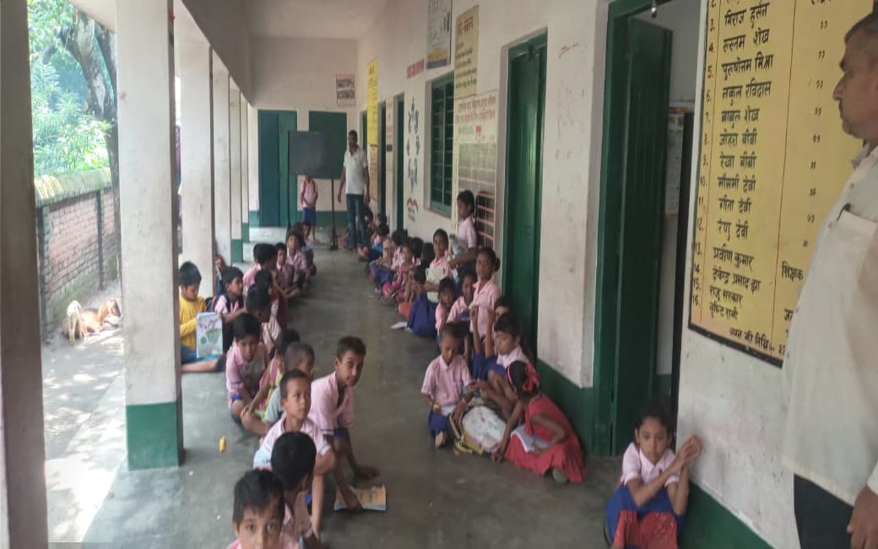 झारखंड का एक ऐसा सरकारी स्कूल जहां आज भी जमीन पर बैठकर पढ़ाई करते हैं बच्चे, जानें कारण झारखंड का एक ऐसा सरकारी स्कूल जहां आज भी जमीन पर बैठकर पढ़ाई करते हैं बच्चे, जानें कारण