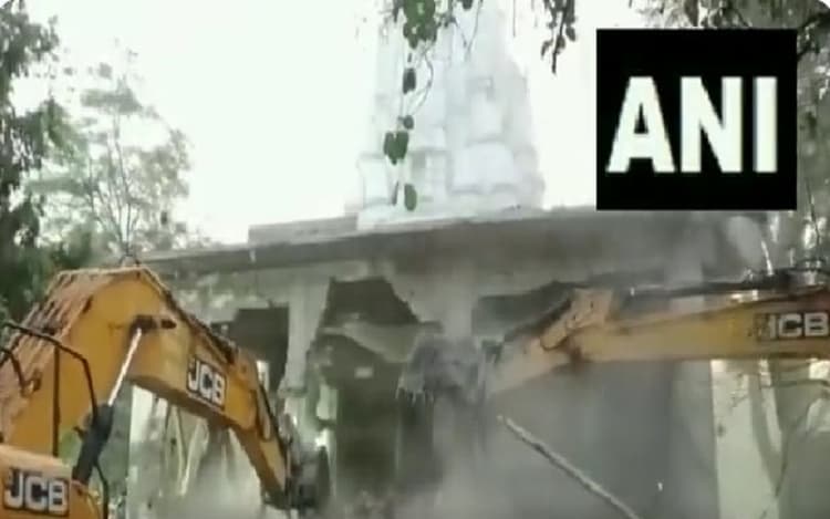 मध्य प्रदेश: 36 मौतों के बाद, इंदौर स्थित बेलेश्वर महादेव मंदिर के अवैध ढांचे पर चला बुलडोजर