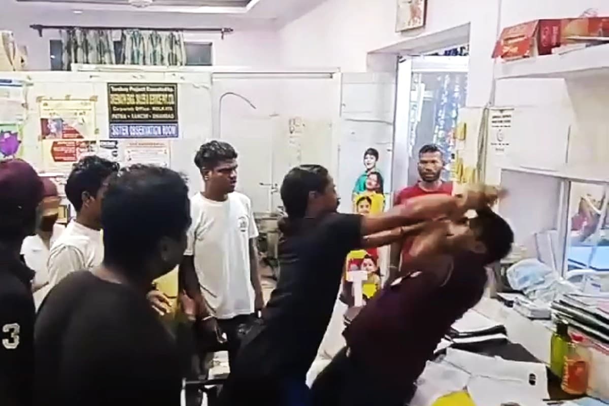 MGM में बच्ची की मौत से आक्रोशित परिजनों ने ऑन ड्यूटी डॉक्टर को पीटा, विरोध में ओपीडी बंद MGM में बच्ची की मौत से आक्रोशित परिजनों ने ऑन ड्यूटी डॉक्टर को पीटा, विरोध में ओपीडी बंद