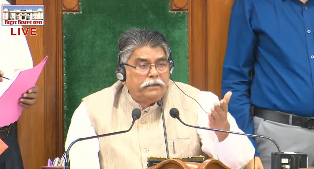 शीतकालीन सत्र: बिहार विधानमंडल में आखिरी दिन भी हंगामा, जीतनराम मांझी NDA के नेताओं के साथ धरने पर बैठे