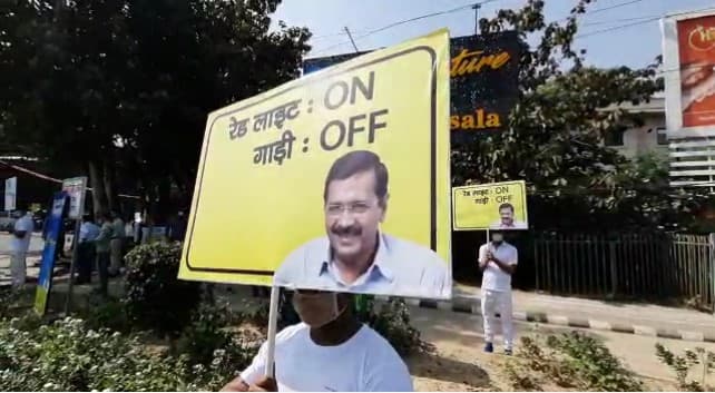 तस्वीरों में दिल्ली का 'रेड लाइट ऑन गाड़ी ऑफ' अभियान, आपने देखा?