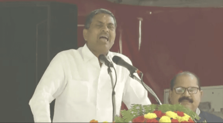 अखिलेश यादव के मंच पर रोने लगे राम अचल राजभर, कहा- 'मायावती ने मेरा पक्ष नहीं सुना'