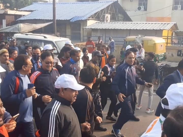 Agra News: केंद्रीय मंत्री ने हरी झंडी दिखाकर मिनी मैराथन को किया रवाना, स्टेडियम तक खुद भी दौड़े किरण रिजिजू