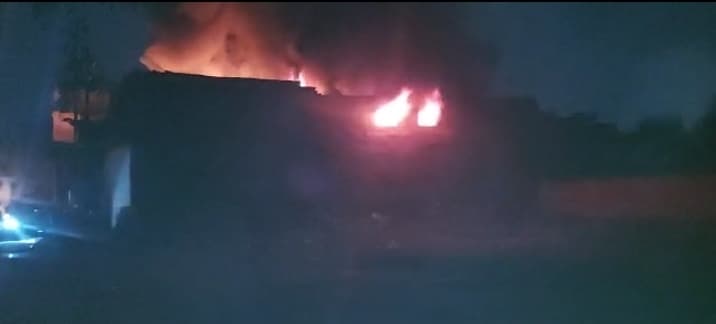 Agra News: जूते के सोल का दाना बनाने वाली फैक्ट्री से लगी भीषण आग, 5 घंटे की मशक्कत के बाद पाया आग पर काबू Agra News: जूते के सोल का दाना बनाने वाली फैक्ट्री से लगी भीषण आग, 5 घंटे की मशक्कत के बाद पाया आग पर काबू