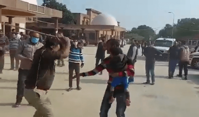 बच्चे को गोद में लिए युवक को लाठियों से धुन रहा दारोगा, कानपुर में यूपी पुलिस की बर्बरता का वीडियो वायरल
